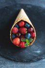 Різні ягоди в конусах морозива — стокове фото