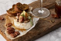Baked brie with fresh figs and honey — Stock Photo