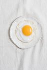 Жареное яйцо на белой тарелке — стоковое фото