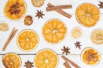 Rodajas de naranja secas con canela y anís - foto de stock