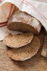 Pane fresco di pasta madre con due fette tagliate — Foto stock