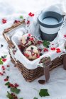 Muffins de groselha Vegan e café para ir em uma cesta — Fotografia de Stock