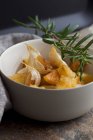 Knoblauchkartoffeln mit Rosmarin in Schüssel serviert — Stockfoto