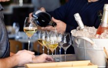 Server versando vino in un ristorante — Foto stock
