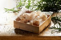 Белый бекон в коробке с чипсами — стоковое фото