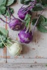 Bolbos kohlrabi verdes e violetas frescos — Fotografia de Stock