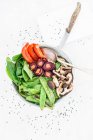 Un tazón de verduras con pimientos, zanahorias de colores, champiñones shiitake y sarna tout - foto de stock