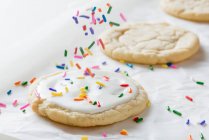 Крупным планом вкусные печенье с красочными сахарными брызгами — стоковое фото