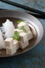 Tofu con fideos vista de cerca - foto de stock