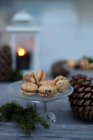 Macaron torrone con croccante su supporto di vetro per Natale — Foto stock