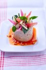 Salade de crabe sur assiette blanche — Photo de stock