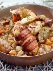 Poulet cuit au four avec pommes de terre et légumes — Photo de stock