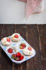 Erdbeer-Baiser-Cupcakes auf Holz — Stockfoto
