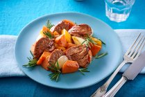 Смажений яловичий стейк з овочами та спеціями на тарілці — стокове фото