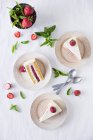 Tranches d'un gâteau à la fraise et à la vanille (vues d'en haut) — Photo de stock