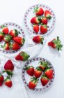 Un arrangement de fraises — Photo de stock