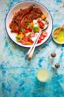 Gefüllte Paprika mit Tomatenreis und Tomatensalat mit Mozzarella — Stockfoto
