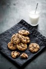 Biscoitos de chocolate americano e leite — Fotografia de Stock