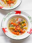 Sopa de garbanzos con calabacín, zanahorias, chile, comino y tomates - foto de stock