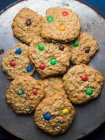 Biscuits à l'avoine faits maison avec des bonbons au chocolat colorés — Photo de stock