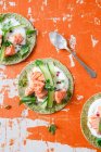 Tacos de algas com tiras de salmão e pepino — Fotografia de Stock
