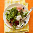 Prosciutto salad with blueberries — Stock Photo