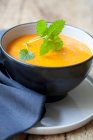 Суп из сквоша с орехами в голубой миске — стоковое фото