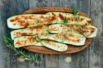 Zucchini-Scheiben mit Paprika in einer Holzschüssel — Stockfoto