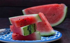 Close-up de deliciosas peças de melancia em um prato — Fotografia de Stock