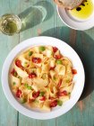 Pappardelle di pomodoro arrosto e aglio con basilico fresco — Foto stock