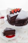 Um bolo de chocolate decorado com morangos — Fotografia de Stock