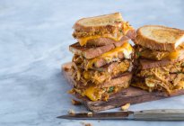 Сэндвичи с курицей и сыром на гриле с соусом буйвола — стоковое фото