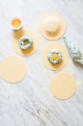 Fabricação de espinafre pequeno-almoço e ricota ravioli com gema de ovo, usando massas frescas — Fotografia de Stock