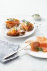 Коричневый хлеб с лососем, сливочный хреновый соус и укроп — стоковое фото