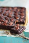 Brownie de chocolate con grañones de mijo - foto de stock