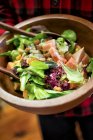 Mixed leaf salad with papaya and croutons — Stock Photo