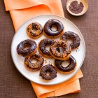 Пончики с шоколадной глазурью на Хэллоуин — стоковое фото