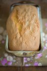 Bolo de libra em uma lata de pão — Fotografia de Stock