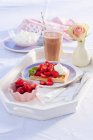 Warme Karamell-Waffeln mit marinierten Erdbeeren und Schlagsahne — Stockfoto