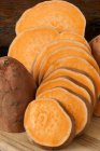 Patate dolci crude affettate — Foto stock