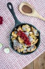 Kaiserschmarrn, zerfetzter Pfannkuchen aus Österreich, ein traditionelles alpines Rezept — Stockfoto