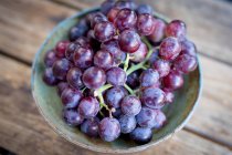 Виноград у мисці крупним планом — стокове фото
