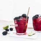Blackberry lemonade with fresh blackberries and limes — Stock Photo