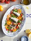 Sardinas portuguesas con tomate y lechuga - foto de stock