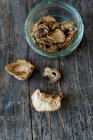 Cogumelos porcini secos em jarra e na superfície de madeira — Fotografia de Stock