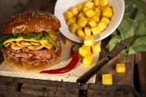 Plan rapproché de délicieux hamburger avec des cubes de pommes de terre frites — Photo de stock