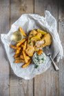 Риба та чіпси з соусом з тістечка та лимоном — стокове фото