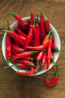 Chiles rojos en un plato - foto de stock