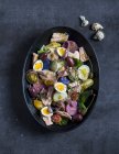 Салат никоз с тунцом, анчоусами и перепелиными яйцами — стоковое фото