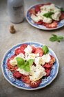 Salade caprese (tomate, mozzarella et basilic)) — Photo de stock